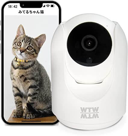 ホワイトカラーがメインのペット用カメラと、ネコが映し出されたスマートフォンが並んでいる様子